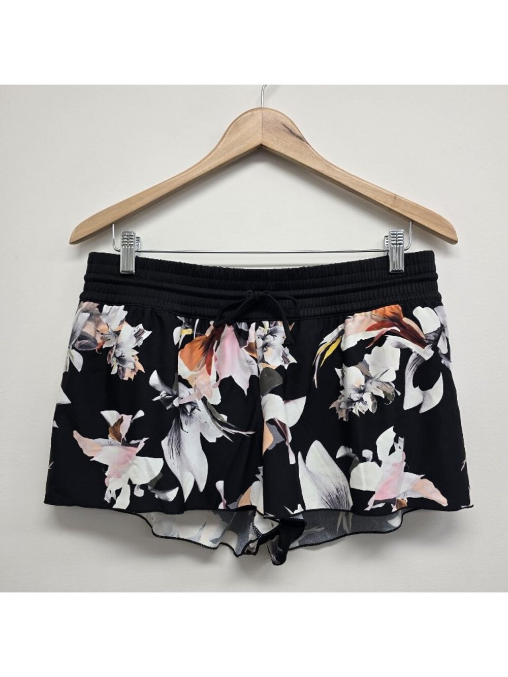 Athleta Black Floral Shorts Sz M Elastic Waist Lined Athleisure Tropical Casual